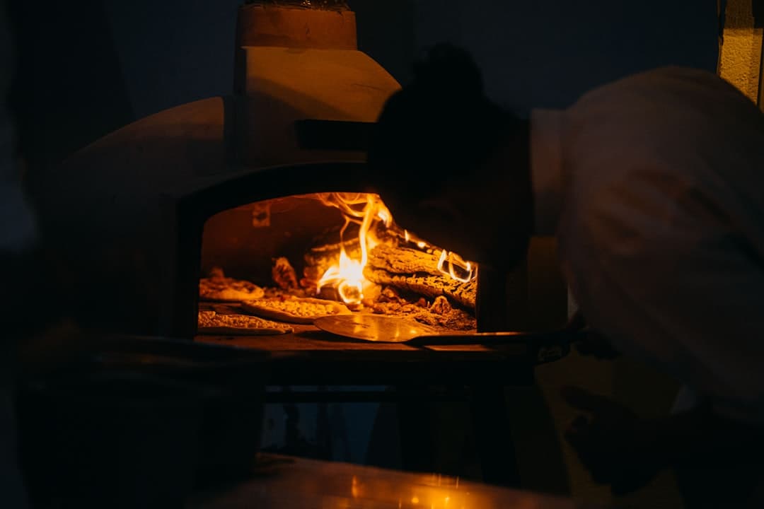 Kock vid pizzaugnen i mörker